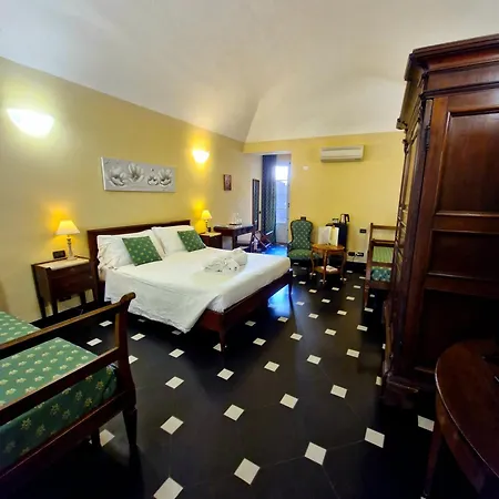 Palazzo Vescovile 4* נולי